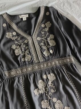 Coldwater Creek Gray Long Top with Cream Floral Embroidery Accents, Sm-Med